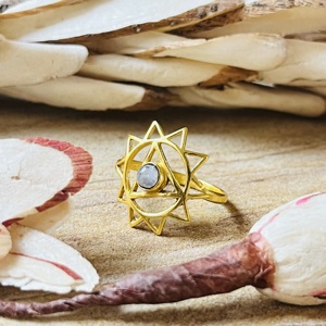 Bague en laiton plaqué or 18 carats pour femme, design élégant, pierre de lune, style bohème, motif étoile géométrique, bijoux célestes délicats, vente en gros/OEM/ODM - Product Image 1