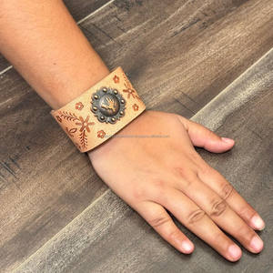 Fabricant de gros Bracelet en cuir repoussé à la main avec camée Concho personnalisé gravé Bracelets en cuir véritable hommes et femmes - Product Image 4