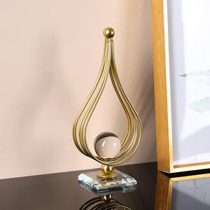 Chandelier en fer forgé doré, fait main, au design créatif nordique romantique et plume, pour mariages, Saint-Valentin, anniversaires, décoration de luxe pour la maison - Product Image 3