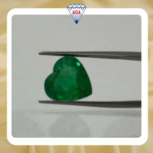 Esmeralda Natural Zambiana de Corte Corazón 7.54Ct 13x13mm Verde AAA Gema Suelta con Ligeras Imperfecciones Grado Joyería Fina Venta al por Mayor - Product Image 2