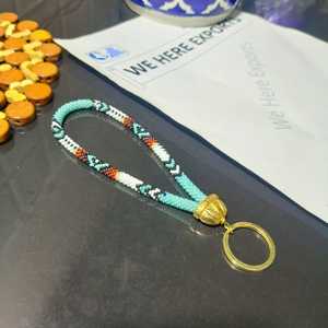 WE HERE EXPORTS Llavero de pulsera de moda para mujer con cuentas de semillas naturales hechas a mano, perlas de imitación y diseño de llave, con inserción para uñas, ideal como regalo. - Product Image 3