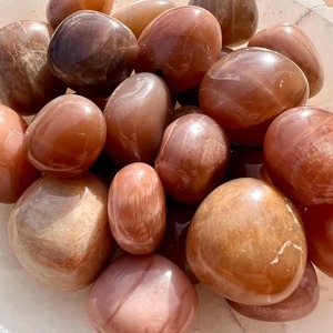หินมูนสโตนธรรมชาติขัดเงาขนาด 15-30 มม. ขายส่ง หินบำบัด พีชมูนสโตน หินรีกิ คริสตัลกรวด รูปทรงก้อนกรวด ธีมความรัก - Product Image 2