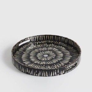 Plateau de service rond noir avec incrustation de coquillages, motif mosaïque rayonnant en nacre et poignées latérales pour décoration de table - Product Image 1