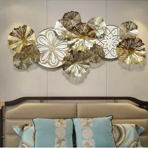 Sculpture murale en métal élégante, artisanale, au design de plumes de paon, pour les intérieurs élégants des chambres ou des couloirs. - Product Image 3