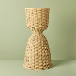 Vase en rotin artisanal au design naturel et au toucher simple, urne décorative en osier pour l'aménagement de hôtels de luxe et d'événements - Product Image 1