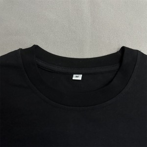 เสื้อยืดคอกลมแขนสั้นสีดำสำหรับผู้ชาย ผ้าเจอร์ซีย์คอตตอน 100% ระบายอากาศได้ดี น้ำหนัก 220 กรัม ทรงปกติ  รับสั่งทำลวดลาย - Product Image 3