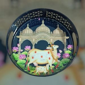 Juego de Bandejas Metálicas de Estilo Antiguo Moderno con Diseño Intrincado Grabado en Toda la Superficie y Pintura Pichwai, Juego de 2 Hecho a Mano para Regalo - Product Image 5