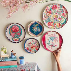 Plateaux ronds en métal imprimés de qualité supérieure, design vintage oiseaux, pour la décoration du salon et la présentation sur table – Ensemble de plateaux - Product Image 1