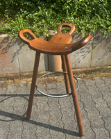 Tabouret de bar en bois massif artisanal, style vintage, avec dossier ergonomique découpé et anneau de repose-pieds en métal