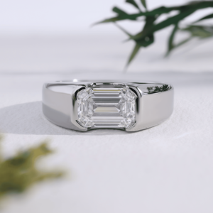 Anillo de lujo con diamante talla esmeralda en oro blanco, banda gruesa con engaste de bisel, anillos de compromiso para hombre, joyería moderna nupcial o de primera calidad para hombre - Product Image 1