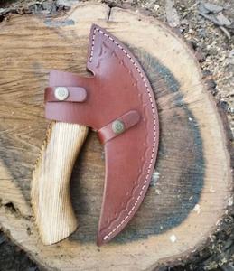 Cortador de Pizza de Acero de Damasco Hecho a Mano, Tradicional, con Mango de Madera y Funda de Cuero, Steel Craft International, Apto para Microondas - Product Image 6