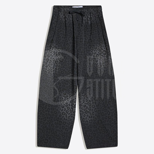 Conjunto deportivo unisex con estampado de leopardo, chaqueta con cremallera y pantalones acampanados de 2 piezas, estilo urbano con estampado animal. - Product Image 4