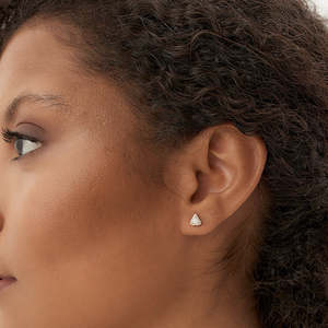 Boucles d'oreilles clous en or blanc 14 carats avec halo de diamants de laboratoire taille coussin - Product Image 4