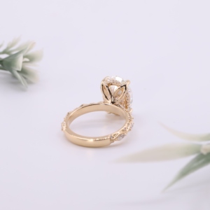Anillo de compromiso vintage de oro amarillo con diamante de laboratorio de corte ovalado, halo oculto, cesta de pétalos, tallo milgrain marquesa, joyería fina - Product Image 4
