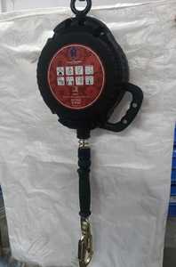 Dispositivo anticaídas retráctil industrial para protección segura contra caídas en sitios de construcción, con bloqueo suave - Product Image 3