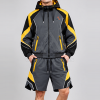 Ensemble coupe-vent d'extérieur avec short en tissu respirant, finition lisse, taille ajustable et veste extérieure entièrement zippée