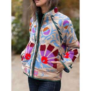 Chaqueta beige bordada Suzani para mujer, abrigo corto acolchado étnico bohemio floral multicolor - Product Image 3