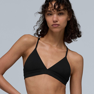 Sujetador deportivo de espalda cruzada para mujer con logo personalizado, top atlético con tiras para yoga, entrenamiento y fitness, venta al por mayor - Product Image 1