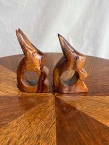Anillos de Servilleta de Madera Tallados a Mano con Forma de Conejo, Par de Decoraciones de Mesa de Arte Folclórico, Coleccionables de Animales de Madera Rústica Marrón - Product Image 4