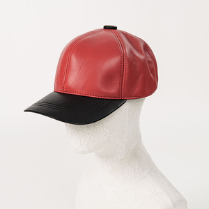 Gorra de Béisbol de Cuero Sintético Rojo con Visera Negra, Unisex, de 6 Paneles, Ajustada, Estilo Casual y Moderno - Product Image 1