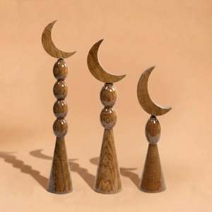 Ensemble de sculptures en bois laqué en forme de croissant de lune, sphères empilées lisses et bases coniques pour un intérieur moderne et sophistiqué - Product Image 1