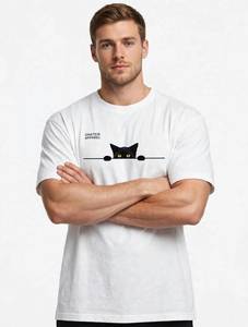 ONETEN APPAREL เสื้อยืดแขนสั้นผู้ชายสีขาวลายกราฟิกแมวดำน่ารัก - Product Image 1