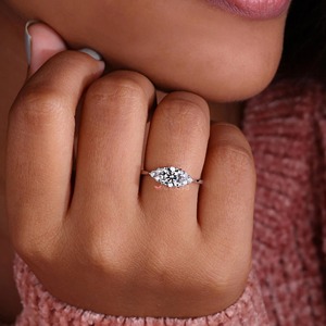 แหวนหมั้นเพชรทรงกลม 1 กะรัต เพาะเลี้ยงในห้องปฏิบัติการ_ ดีไซน์วงแหวนแบบจีบ - Product Image 5