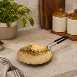 Sartén de latón martillado de primera calidad con mango resistente al calor |   Sartén Tradicional India de Latón |   Sartén Resistente para Cocinar en Casa - Product Image 3
