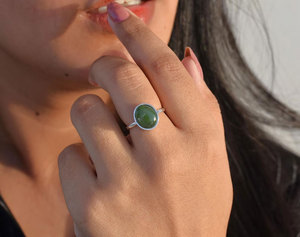 Bague artisanale en laiton avec pierre verte pour femme, design minimaliste rond cabochon, style vintage, bijou bohème fait main, cadeau - Product Image 1