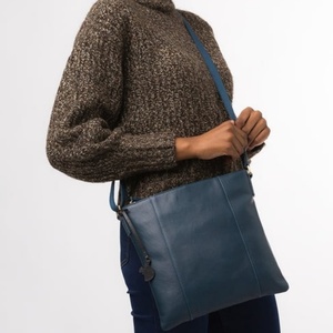 Bolso Bandolera Cruzado de Cuero Azul Genuino para Mujer con Cierre de Cremallera y Correa Ajustable y Estilo Moderno Minimalista - Product Image 4