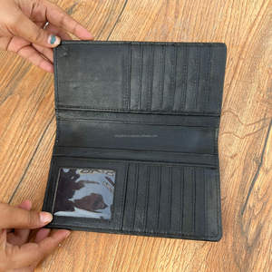 Funda de teléfono tipo billetera de cuero de vaca Vintage de diseñador de lujo con protección RFID tallada a mano y característica elegante multiuso - Product Image 5