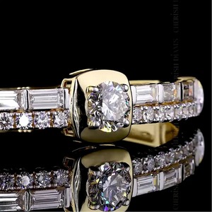 กำไลข้อมือทองคำขาว 18K ประดับมรกตและเพชรแท้ ดีไซน์ทันสมัย ได้รับการรับรองจาก IGI - Product Image 3