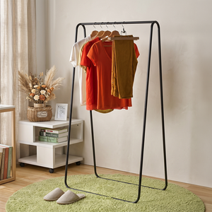ราวแขวนเสื้อผ้าโลหะสีดำทันสมัยสำหรับเสื้อโค้ท ตกแต่งห้องสไตล์มินิมอล ราวแขวนเสื้อสำหรับเสื้อเชิ้ต - Product Image 1