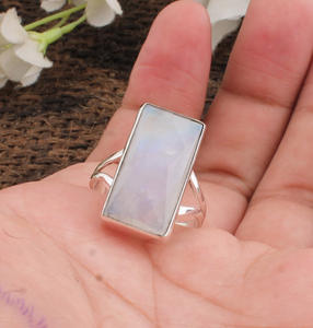 แหวนรูปทรงสี่เหลี่ยมผืนผ้าประดับมูนสโตนสีรุ้งธรรมชาติ เงินแท้ 925 แหวนไฟสีน้ำเงินสำหรับผู้หญิง เครื่องประดับทำมือ หินประจำเดือนเกิดเดือนมิถุนายน ขายส่ง - Product Image 2