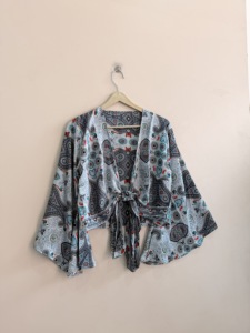 Blusa de seda al por mayor para mujer, top retro de playa con lazo frontal, top cruzado de seda - Product Image 3