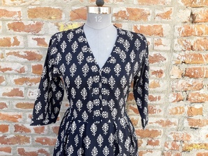 Vestido largo de algodón indio con estampado floral y cuello en V, hecho a mano con técnicas de bloqueo, para mujer, regalo para ella. - Product Image 3