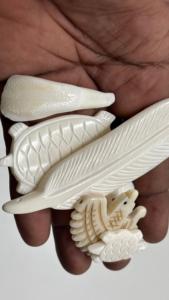 Colgantes de Hueso Tallados a Mano con Diseños de Coníferas, Plumas de Tortuga y Puntas de Flecha, en Colores Crema/Blanco Hueso/Marrón Claro, para la Creación de Joyería Artesanal - Product Image 2