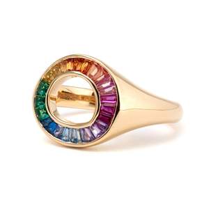 Bague en or jaune massif 14 carats avec saphir de laboratoire arc-en-ciel certifié IGI, taille baguette, sertie en canal, motif cercle sphérique, vente en gros - Product Image 3