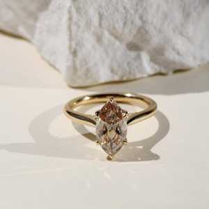 Anillo de Compromiso de Lujo con Diamante Cultivado en Laboratorio, Corte Marquesa, Color Champán, 2.01CT, Oro Amarillo de 14K, Engaste de Garras, Marca Royal Saga, Certificado IGI - Product Image 4