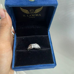 Bague de déclaration pour homme en or blanc 9K avec diamants de laboratoire taille princesse et émeraude, 2,63 carats, plaqué rhodium - Product Image 1