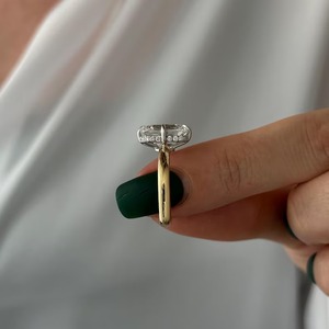 Bague de fiançailles tendance en or jaune 18K 14K bicolore avec halo caché de diamants de laboratoire taille coussin et taille ronde de 4 carats, certifiée IGI - Product Image 2