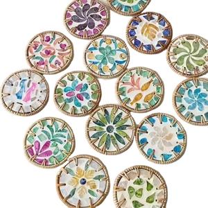 Sous-verre rond en rotin résistant à la chaleur avec motif floral classique pour la décoration des fêtes et les cadeaux, fabriqué au Vietnam - Product Image 1
