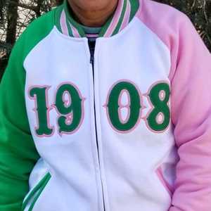 Chaqueta de forro polar verde y rosa con bordado de chenilla de letras griegas, estilo universitario, poliéster premium, cálida, con cremallera, para invierno, cuello alto - Product Image 6