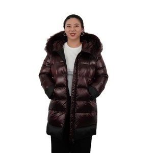 Veste d'hiver chaude pour femmes, veste courte matelassée colorée avec fermeture éclair, col montant, coupe ajustée, manteau d'hiver rembourré - Product Image 1