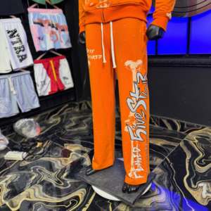 Conjuntos Deportivos Personalizados con Estampado de Leopardo 2 en 1, Transpirables, 100% Algodón, Tallas Grandes, con Bordado y Serigrafía de Pedrería - Product Image 4