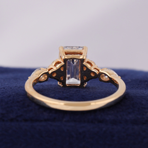 Anillo de compromiso con diamante cultivado en laboratorio de 2 quilates con corte esmeralda y piedras laterales en racimo - Product Image 4