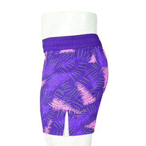 Shorts Deportivos Ajustados para Mujer, Color Morado con Estampado, Material Elástico de Spandex y Poliéster, Corte Corto, Ropa de Combate - Product Image 1