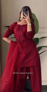 Haut en soie crêpe naturelle avec broderie de perles et de sequins faites à la main, style Farshi, et dupatta entièrement cousus. - Product Image 3