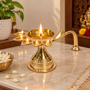 Lampe à huile en laiton Lotus avec poignée, décoration traditionnelle pour temple Puja, festival Diwali, lampe décorative indienne en laiton faite à la main, exportation - Product Image 2