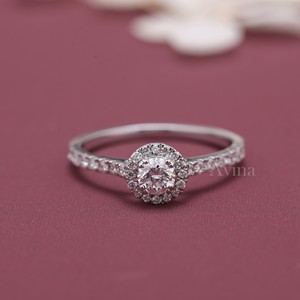 Anillo de Compromiso con Halo de Diamantes Redondos Certificados por IGI - Anillo de Boda con Banda Pavé en Oro Amarillo/Rosa y Blanco de 9K - Product Image 1